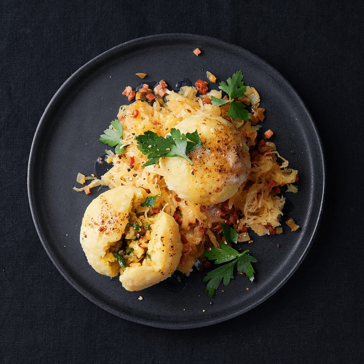 Grammelknödel mit Speckkraut