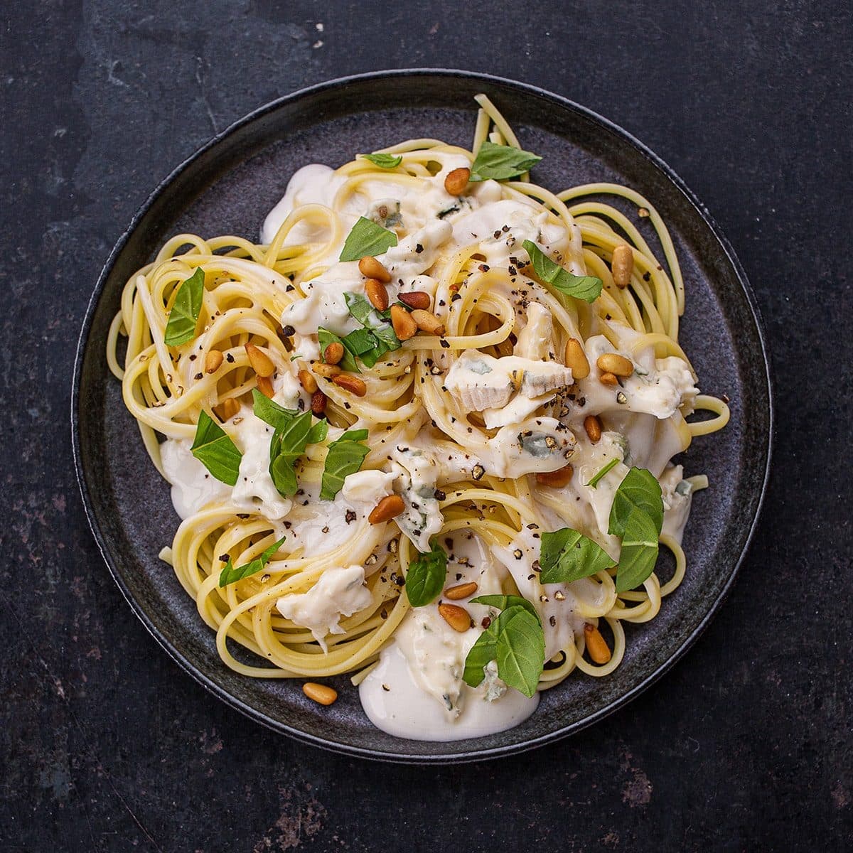 Linguine mit Gorgonzola und Basilikum