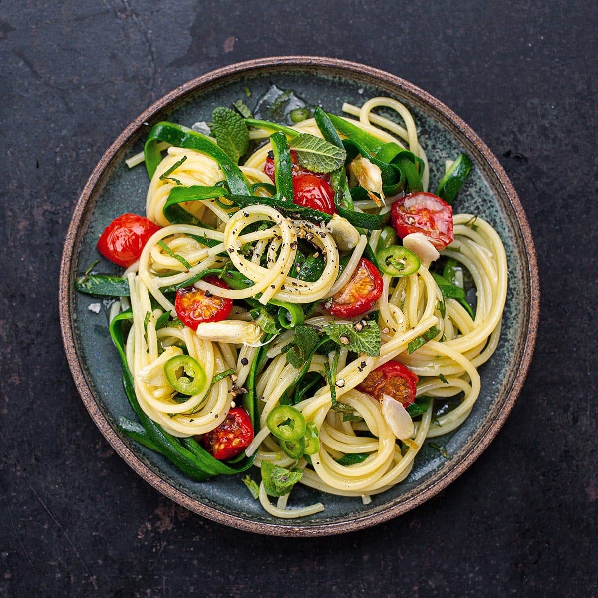Spaghetti aglio e olio mit Zucchini & Minze