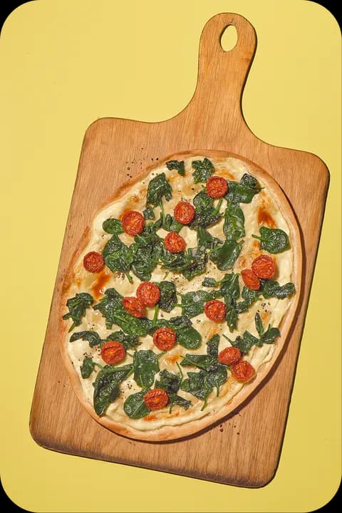 Flammkuchen mit Spinat und getrockneten Tomaten – FoodDude