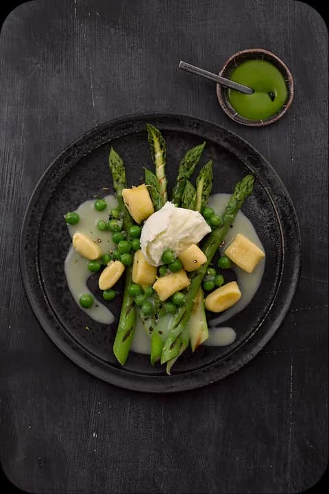 Gegrillter grüner Spargel / Kartoffelnocken / Erbsen / Büffelmozzarella / Kartoffelsauce – Andi Schweiger