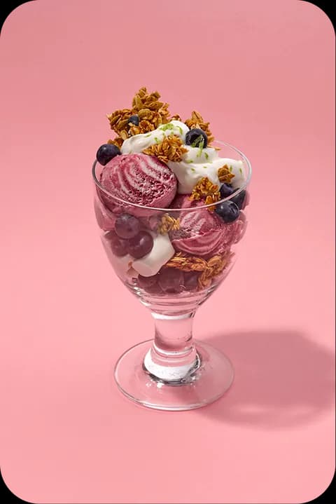 Heidelbeer-Joghurt-Eisbecher mit Heidelbeer-Buttermilch-Eis – FoodDude