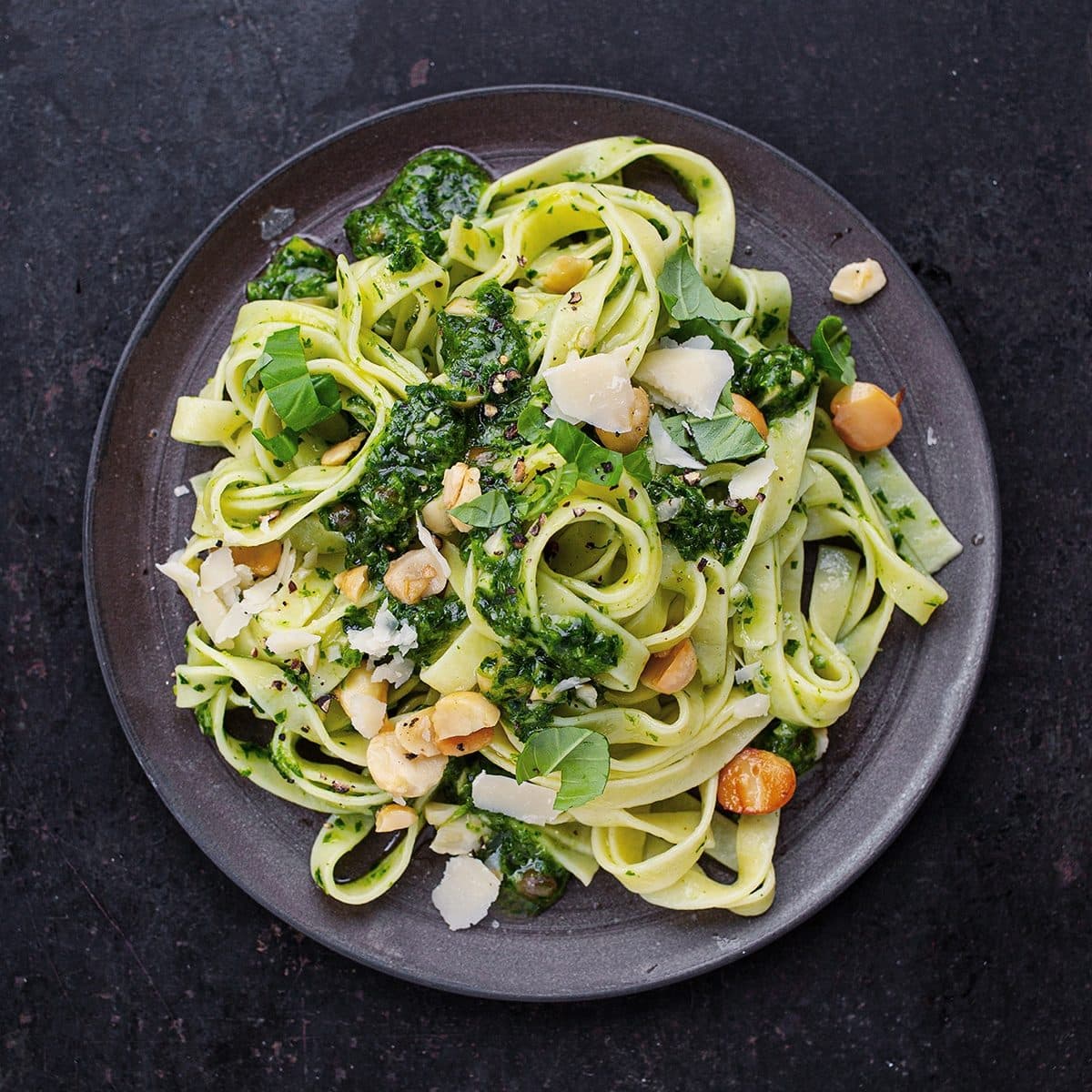Tagliatelle mit Basilikumpesto