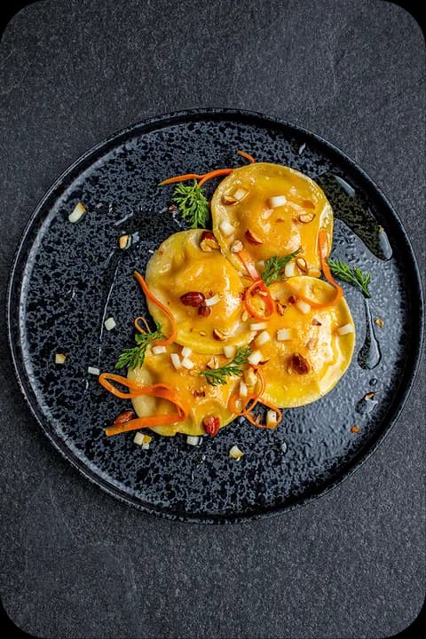 Karottenravioli mit Scamorza & Salzmandeln – Cornelia Poletto
