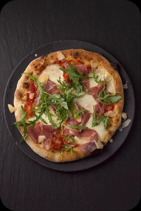 Pizza Napoli mit Parmaschinken und Rucola – FoodDude+