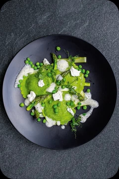 Erbsenravioli mit Ricotta, grünem Spargel & Zitronenschaum – Cornelia Poletto