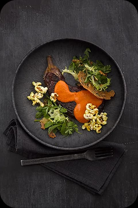 Aubergine / Hoisin Paprika Sauce / Kräutersalat / Buchweizenkräcker / Curry Popcorn – Andi Schweiger