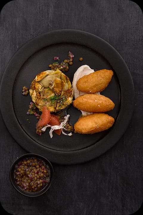 Ofen-Aubergine / Tahin-Joghurt / Bohnenkrapfen / Grapefruit / Linsenvinaigrette – Andi Schweiger