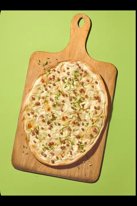 Flammkuchen mit Speck und Zwiebeln – FoodDude
