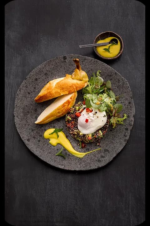 Maispoularde / Quinoa / Avocado / Asiasalat / pochiertes Ei / Chili-Tahin Dip – Andi Schweiger