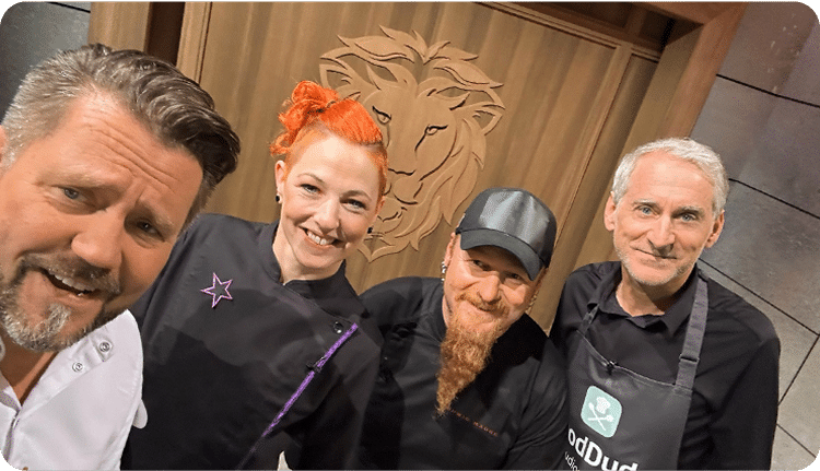 Selfie der drei Köche Mike Süßer, Meta Hiltebrand und Lucki Maurer mit Sven - Dem Gründer von Fooddude, vor dem Höhle der Löwen Logo